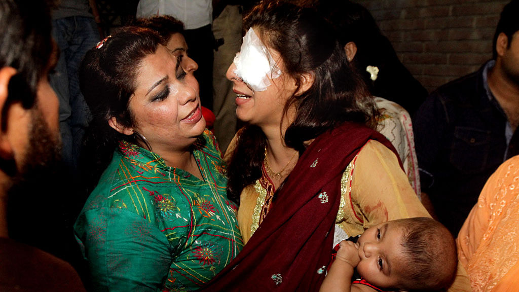 A woman injured in the bomb blast is comforted by a family member at a local hospital in Lahore, Pakistan, Sunday, March, 27, 2016. (Photo: AP)