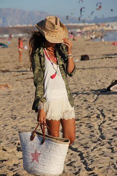 Dressing for a music festival: here are the looks to keep in mind.