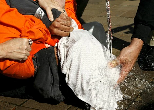 This is how waterboarding is done. (Photo: <a href="https://twitter.com/Tanya_USA/status/712302130762280961">Twitter</a>)