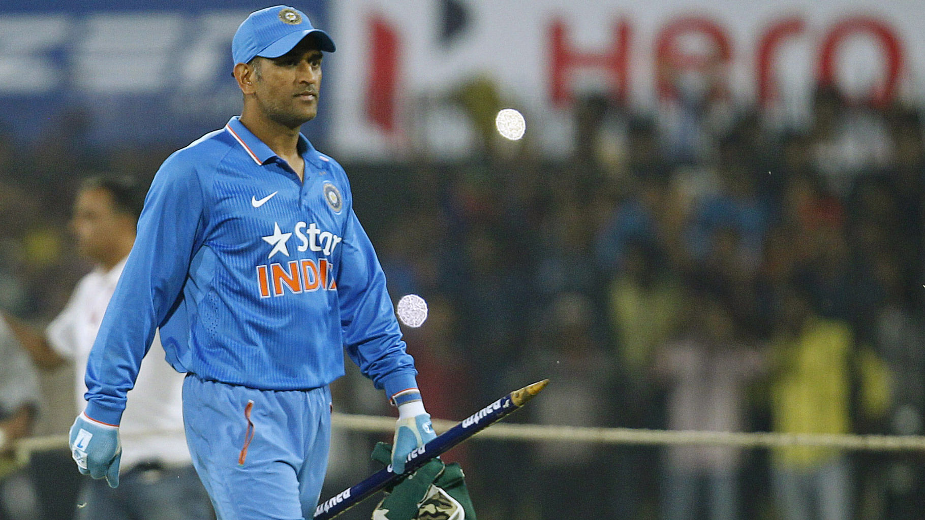 MS &nbsp;Dhoni loves collecting souvenir stumps. (Photo: Reuters)