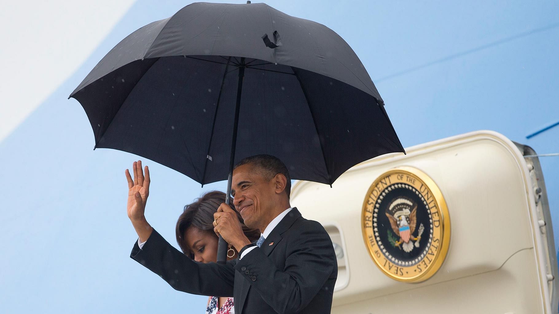 President Barack Obama, right, arrives with first lady Michelle Obama as they exit Air Force One at the airport in Havana, Cuba. (Photo: AP)