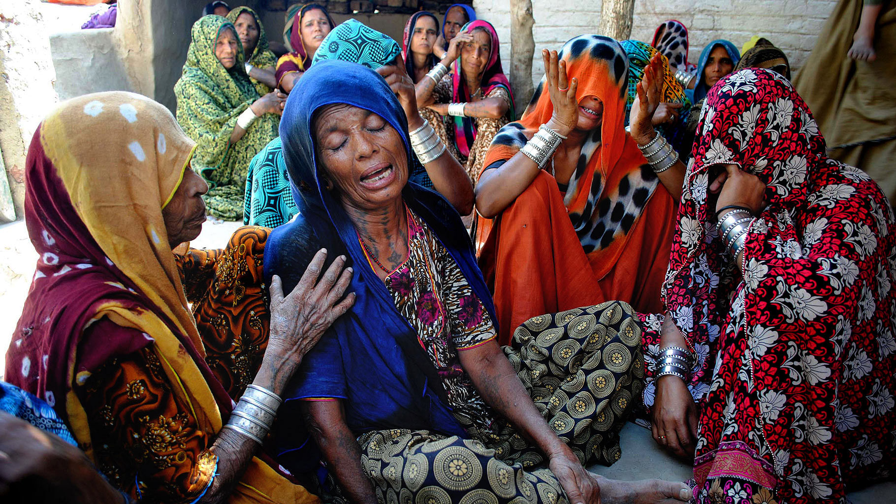 Pakistani Hindu women mourn the deaths of their family members in Tando Muhammad Khan near Hyderabad, Tuesday, 22 March 2016. (Photo: AP Photo)