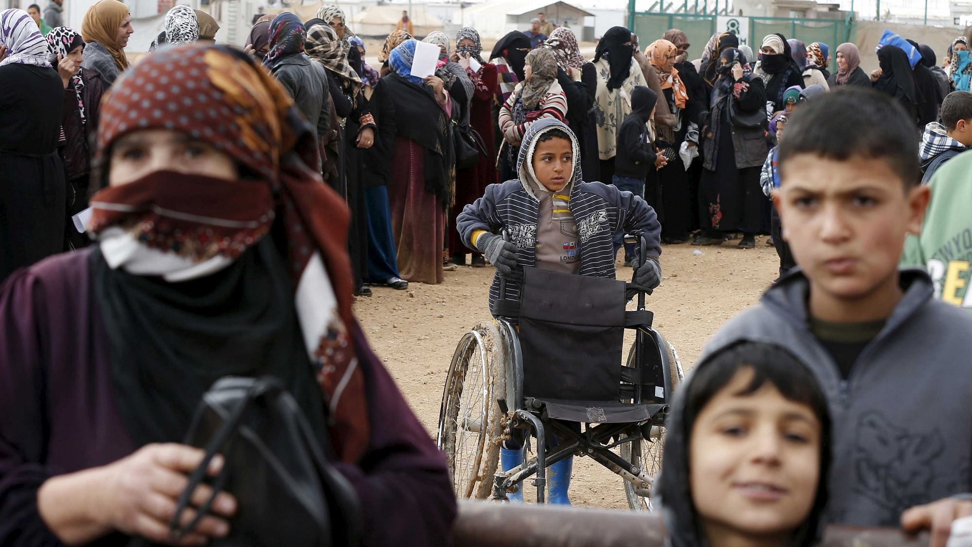 Syrian refugees stand in line as they wait for aid packages at the Al Zaatari refugee camp in the Jordanian city of Mafraq, near the border with Syria, January 20, 2016. (Photo: Reuters)