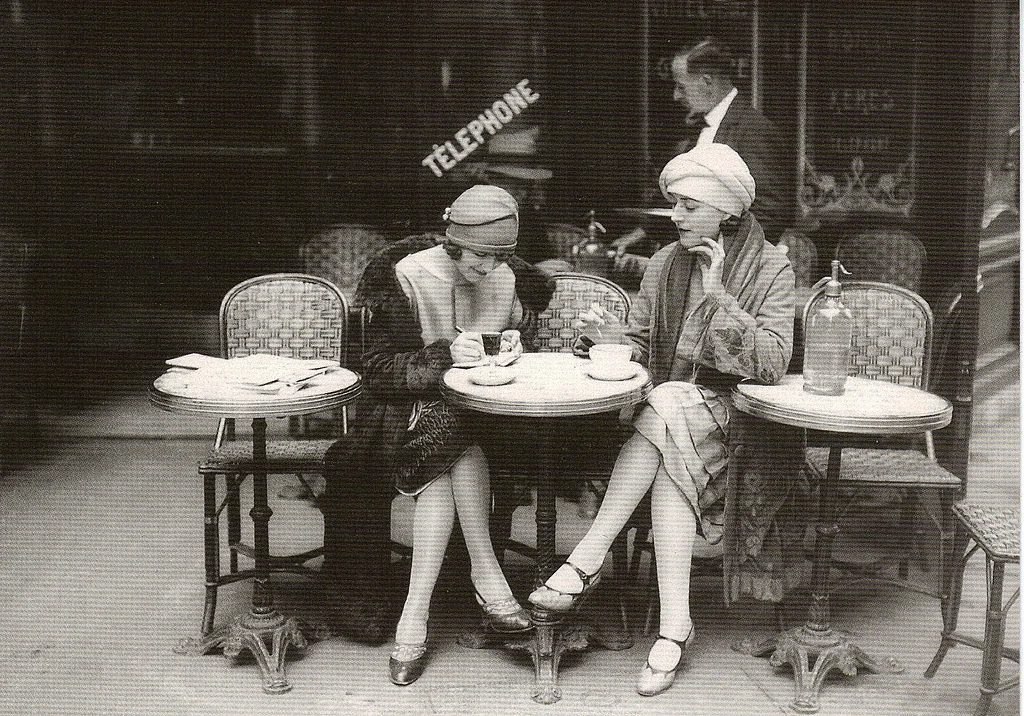 The magnificent café culture has lasted through the ages. (Photo Courtesy: <a href="http://hemingwaysparis.blogspot.in/2011/10/some-more-paris-cafe-scenes.html">hemingwaysparis.blogspot.in</a>)