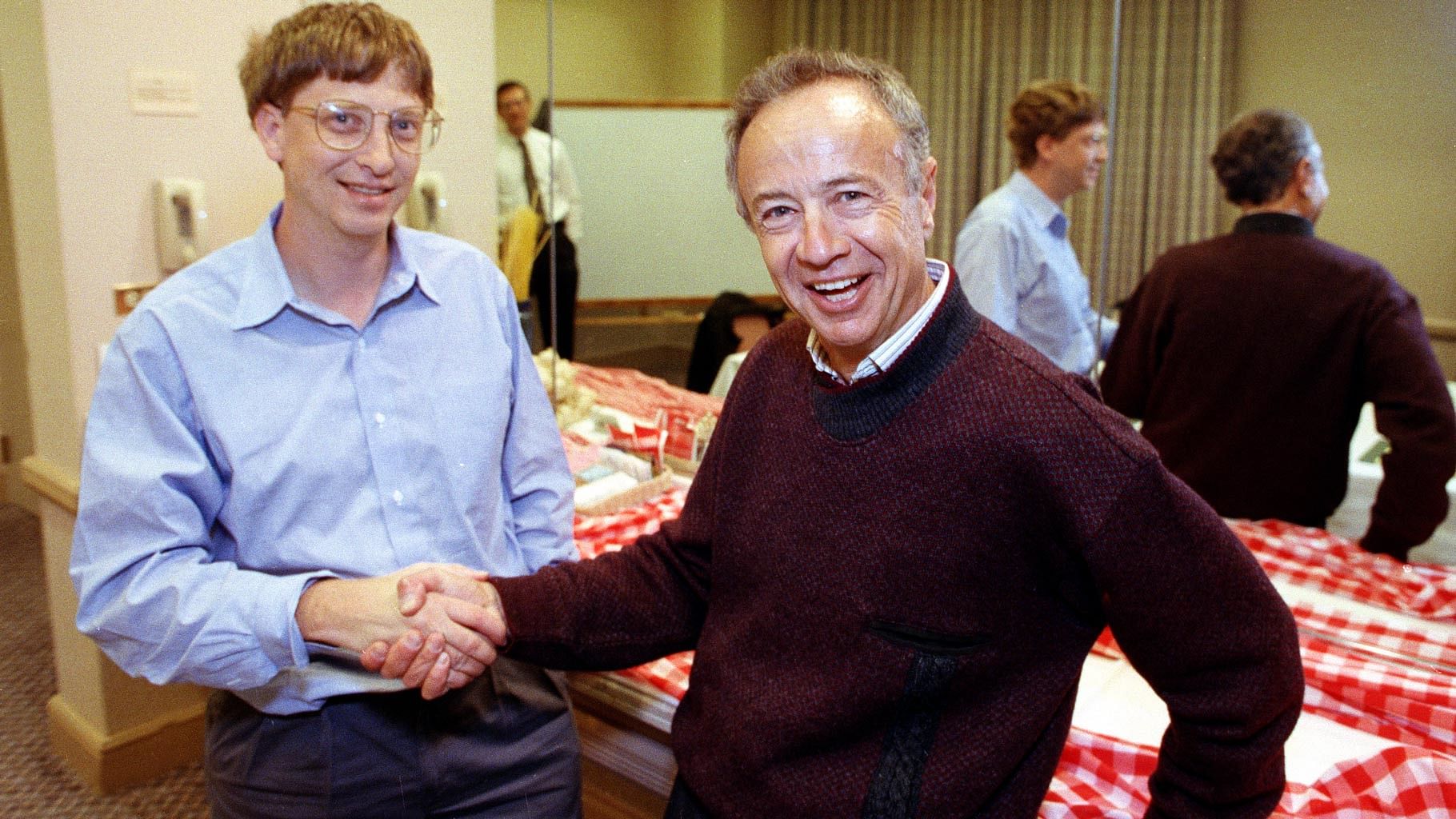 File photo of Intel Corp. President Andy Grove, right, shaking hands with Microsoft Chairman Bill Gates on 9 Nov 1992.&nbsp;(Photo: AP)