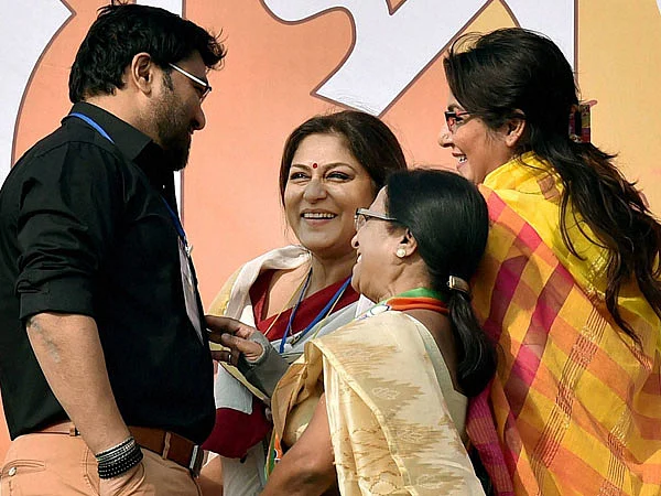 MoS for Urban Development Babul Supriyo shares light moments
with actress-turned BJP leader Rupa Ganguly and Locket Chatterjee at a rally in
West Bengal. (Photo: PTI)