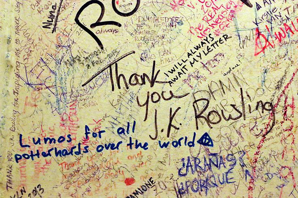 The incredible ‘inside’ of a bathroom at The Elephant House, that fans consider the ‘birthplace’ of Harry Potter. (Photo Courtesy: Pinterest)
