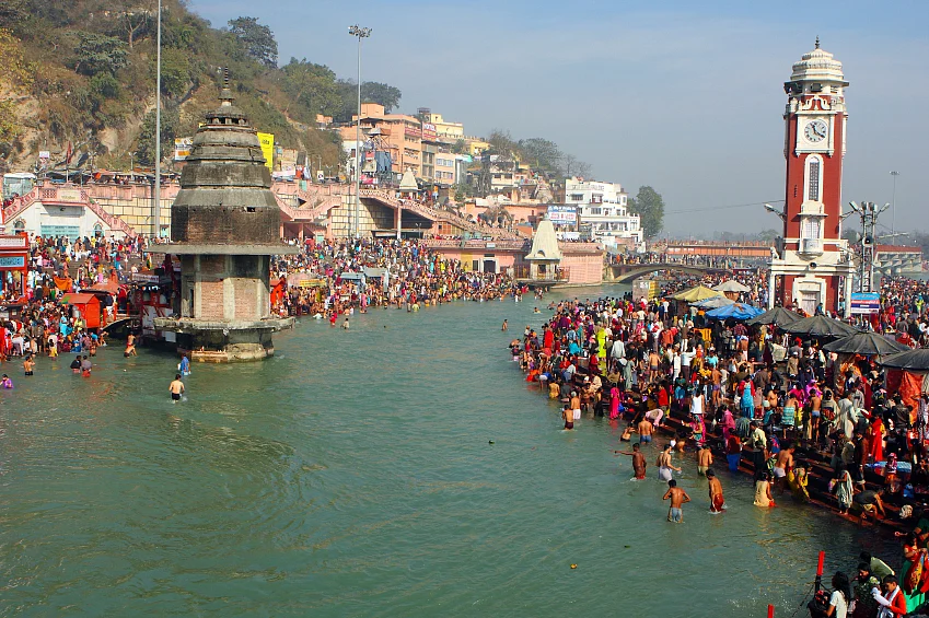 Puja ceremony on the banks of Ganga. (Photo: iStockphoto)