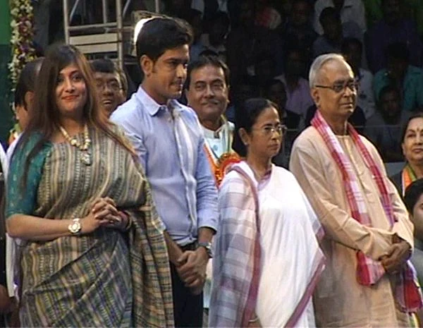 Jagmohan Dalmiya’s daughter Vaishali (left), former cricketer Lakshmi Ratan Shukla and ex CPI-M minister Rezzah Mollah with Mamata Banerjee. (Photo Courtesy: <a href="https://twitter.com/iindrojit/status/698083867731763205">Twitter</a>)