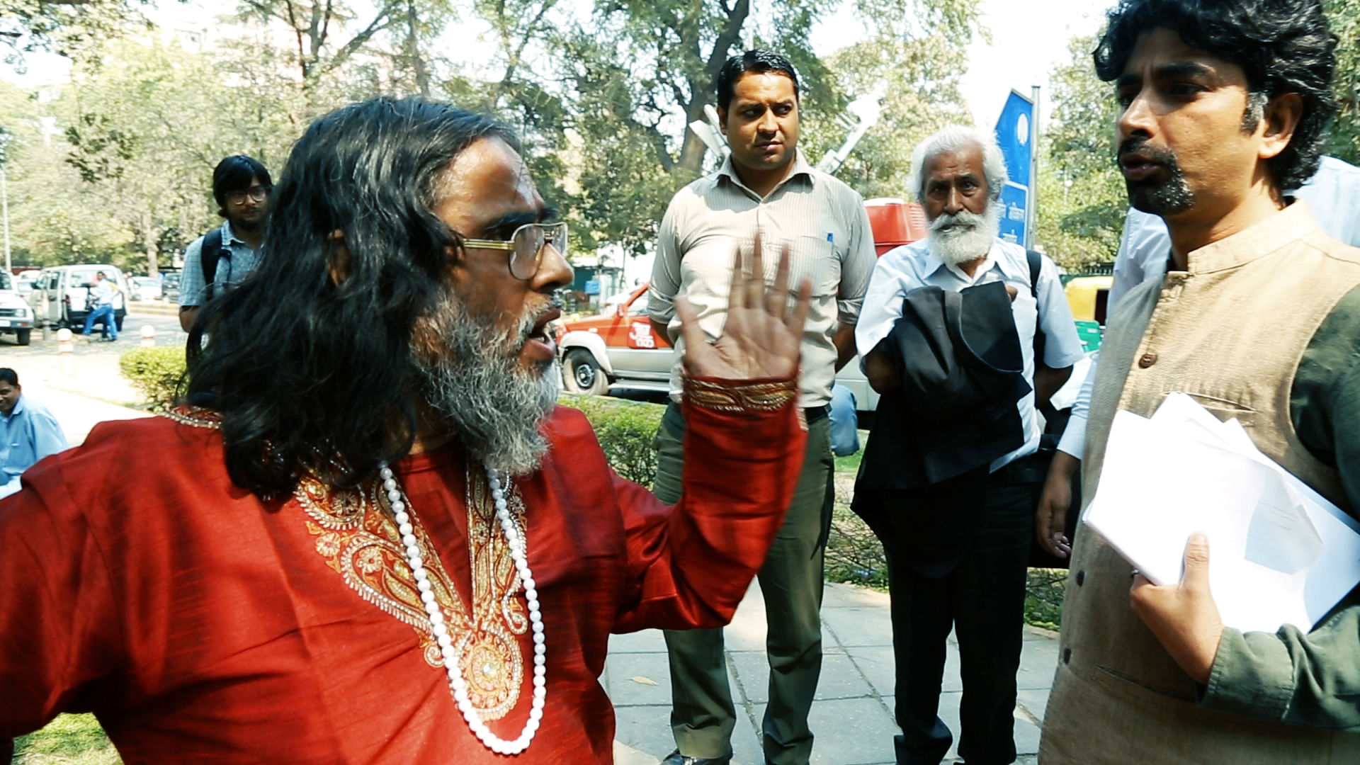 

Hindu Mahasabha’s Swami Omjee threatens to kill environmentalist for opposing the ‘Art of Living’ event. (Photo:&nbsp;<b>The Quint</b>)&nbsp;