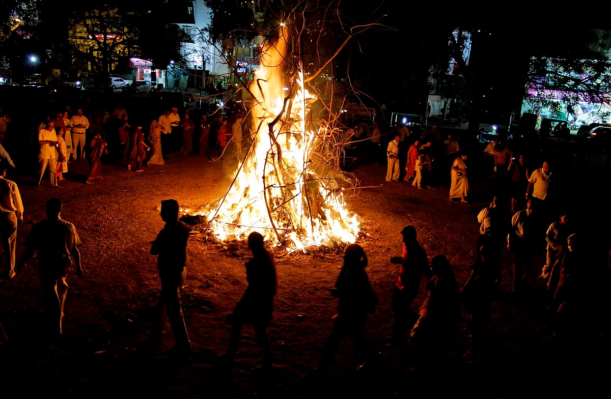 Holika burning (Photo: <a href="http://www.totalbhakti.com/hindu-blog/Holika_Dahan/856.html">Totalbhakti.com</a>)