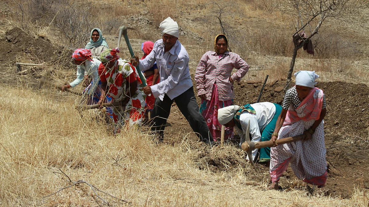 MNREGA
workers at Parli taluka in Beed district. (Photo: Vivian Fernandes/ <b>The Quint</b>)