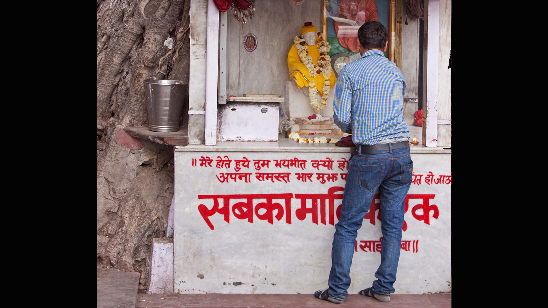 A Sai Baba temple on a footpath. (Photo: iStockPhoto)