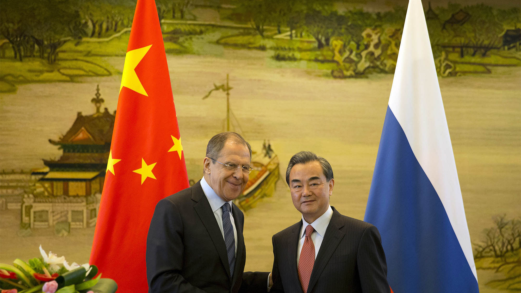 Russian Foreign Minister, Sergey Lavrov, left, and Chinese Foreign Minister Wang Yi shakes hands. (Photo: AP)&nbsp;