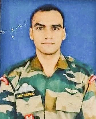 Major Amit Deswal (Photo Courtesy: <a href="https://twitter.com/ShivAroor/status/720302310509932544">Twitter.com/@ShivAroor</a>)