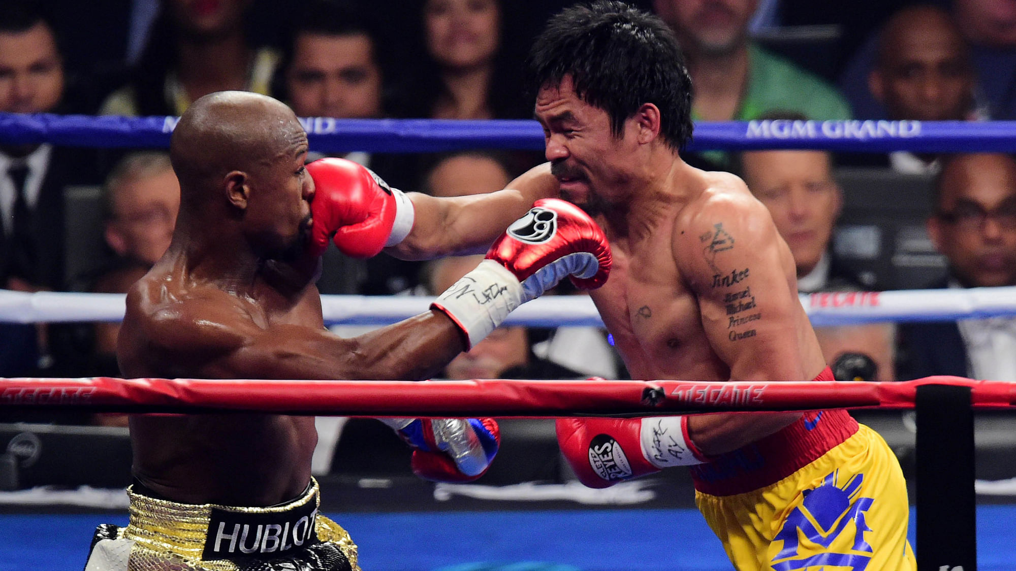 Floyd Mayweather and Manny Pacquiao box during their world welterweight championship bout in May, 2015. (Photo: Reuters)&nbsp;