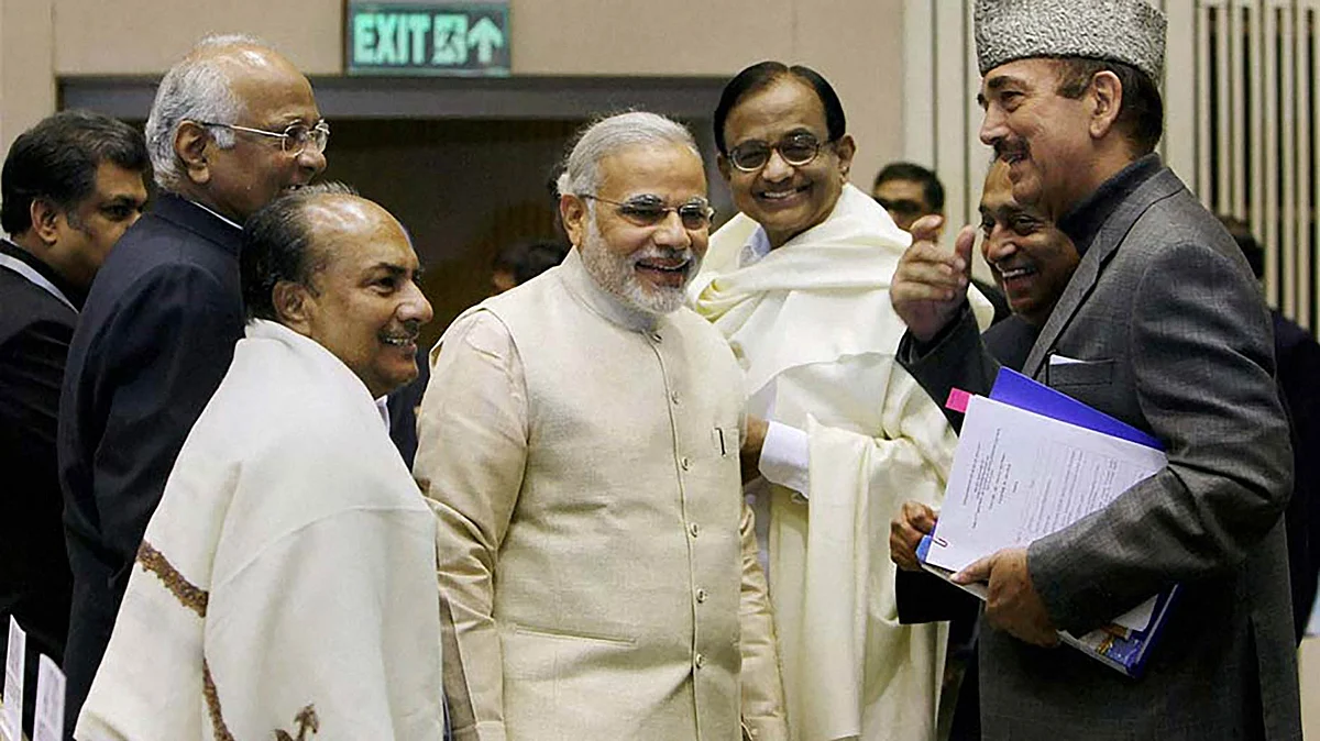 The then Union Ministers AK Antony, Ghulam Nabi Azad, P Chidambaram and Sharad Pawar with the then Gujarat Chief Minister Narendra Modi at the 57th National Development Council (NDC) meeting. (Photo: PTI)