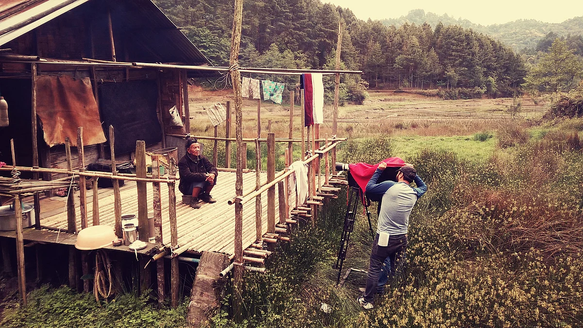 Amar Kaushik checks a shot of 82-year-old Dani Randa while shooting for <i>Aaba </i>(Photo: Suresh Mathew)
