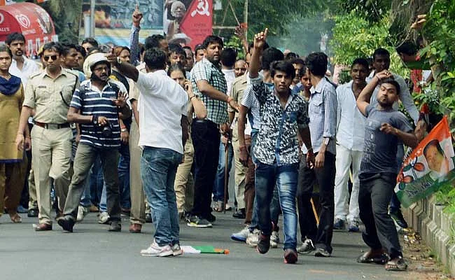 Clashes during Municipality elections at Salt Lake in North 24 Parganas district of West Bengal in 2015. (Photo Courtesy: PTI)