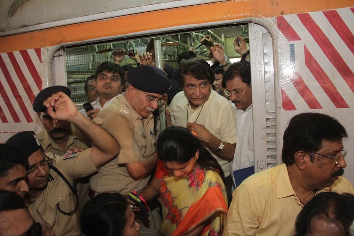 Railway Minister Suresh Prabhu travelled in Mumbai locals, interacts with the daily commuters. 