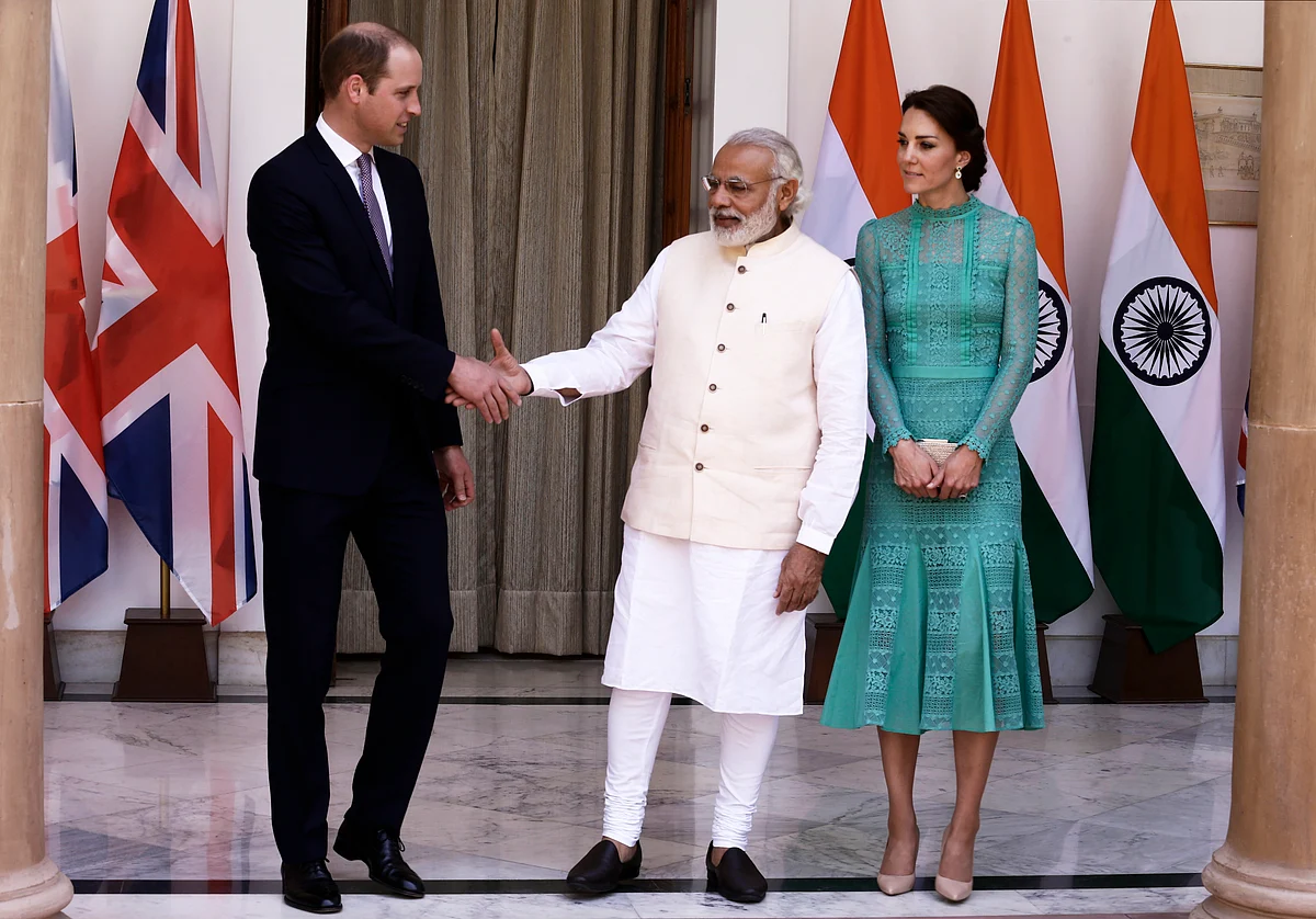 No saffron? Kate Middleton’s pastel green dress interspersed with patches of fine lace was “very theek hai” for De’s sartorial sensibilities. (Photo: AP)