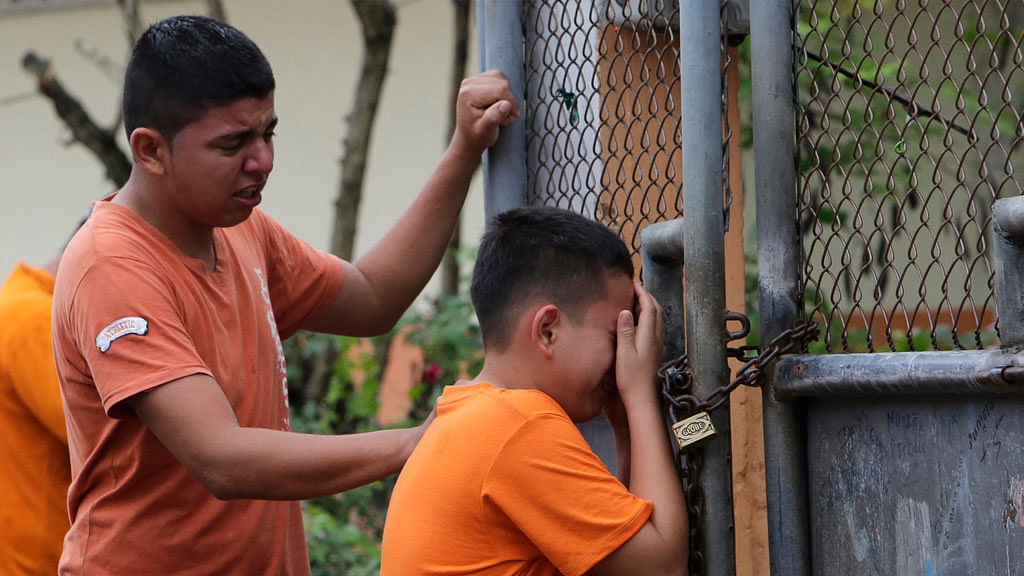 A boy cries as he finds out that their sister was killed in an earthquake in Pedernales, Ecuador. (Photo: AP)