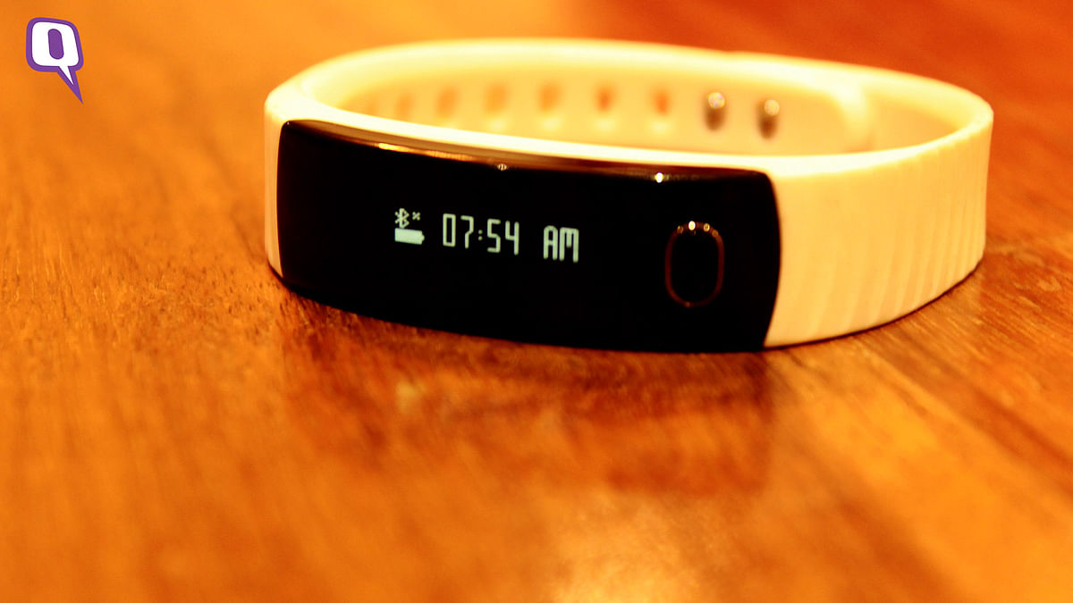 The affordable fitness band works with Android as well phones running on iOS.