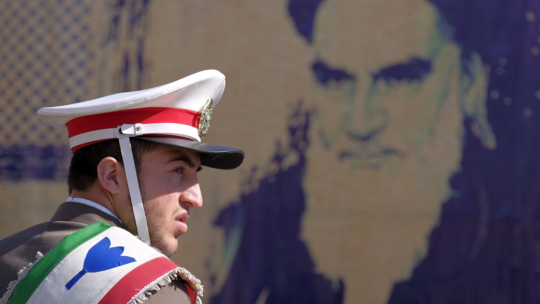 

An Iranian soldier stands guard in front of a picture of Iran’s late leader Ayatollah Ruhollah Khomeini. (Photo: Reuters)