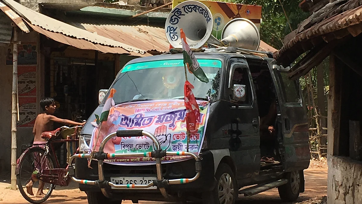 A ‘blasting’ Congress election van enters the village square. Village elders astutely read into the agendas of political parties yet their choices are reduced to voting between two evils. (Photo: Priya Virmani/<b>The Quint</b>)