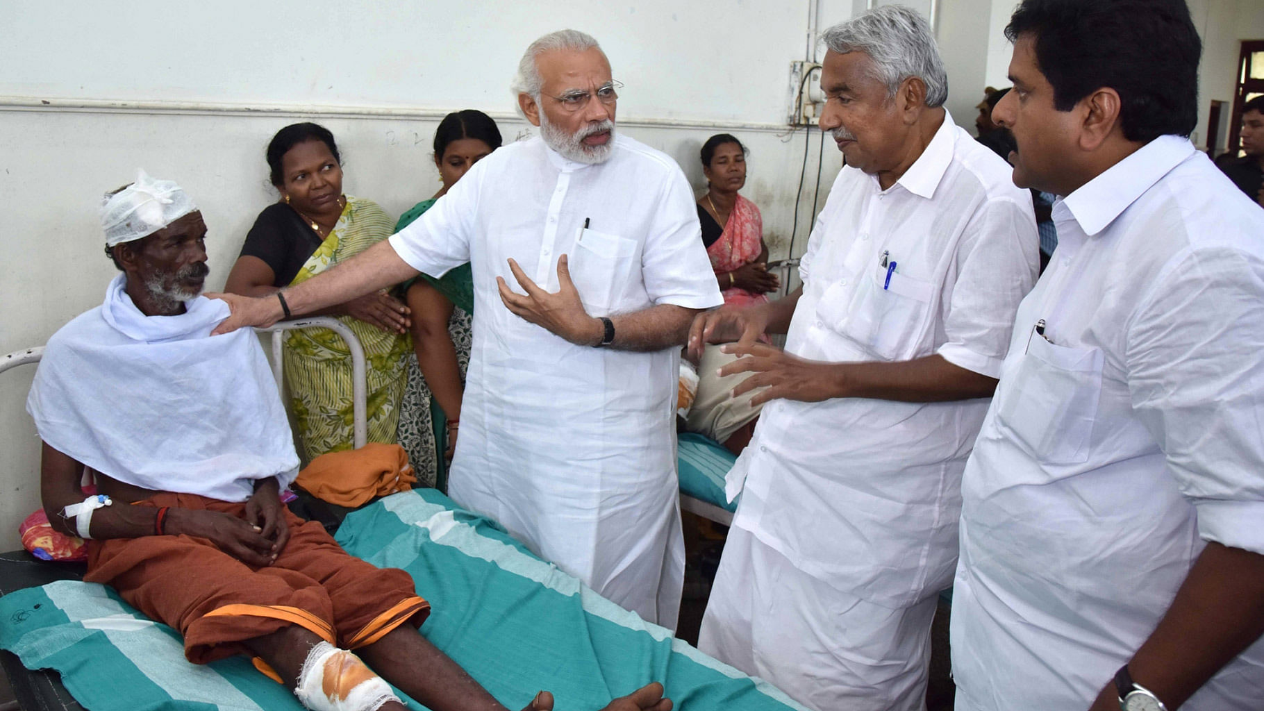  Prime Minister Narendra Modi visits Kollam District Hospital to meet the victims of Paravur Puttingal temple accident, in Kerala on 10 April 2016. (Photo: IANS)