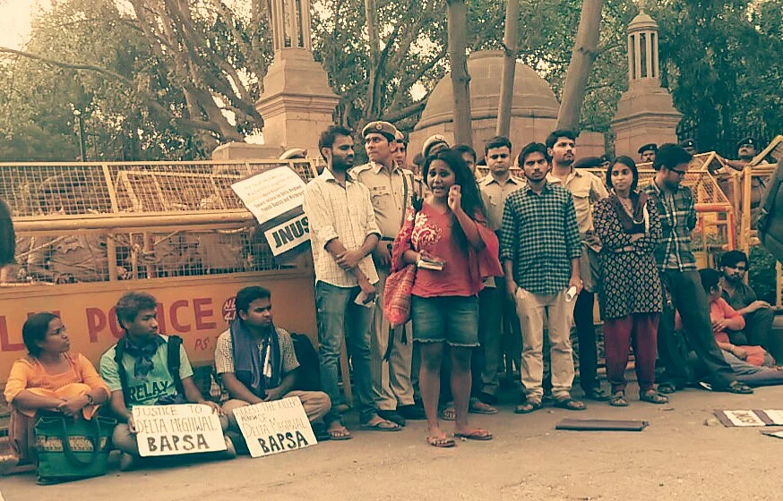 Hostel deadlines curb women’s access to university and public resources. (Photo Courtesy: <a href="https://www.facebook.com/pinjratod/photos">Facebook/Pinjra Tod</a>)
