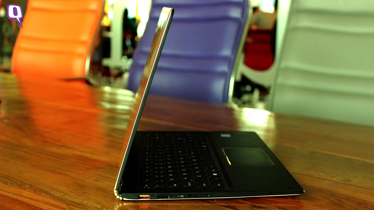 Lenovo Yoga 900 is light and comes in a compact size. (Photo: <b>The Quint</b>)