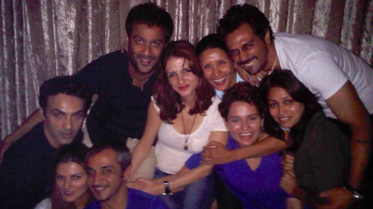 Sussanne Khan with Arjun Rampal and Kangana Ranaut along with other friends.&nbsp;
