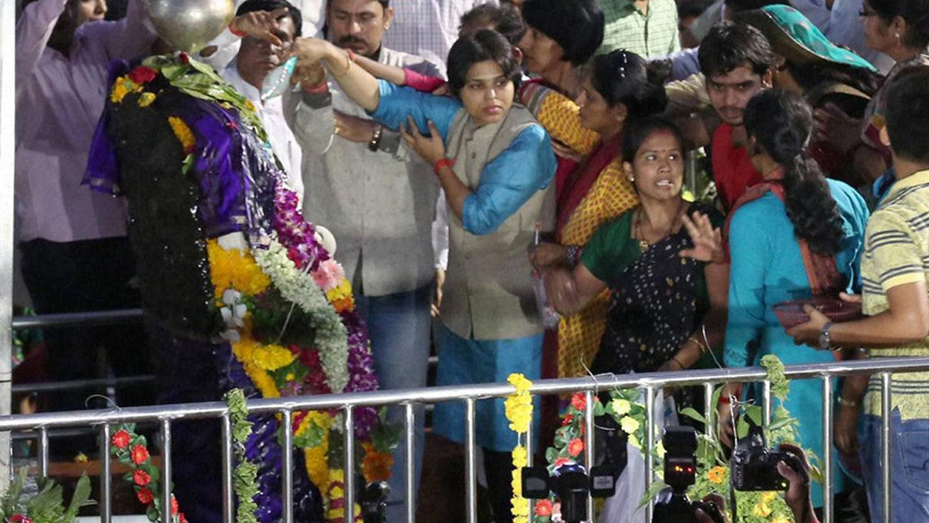 Activist Trupti Desai (in blue, center) offering prayer at the Shani Shingnapur temple after the gates were opened for women, in Ahmednagar on Friday, 8 April 2016. (Photo: PTI)