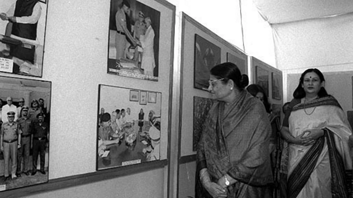 File photo of Kamla Advani, veteran BJP leader LK Advani’s wife at an exhibition in Delhi on 28 October 1999. (Photo Courtesy: <a href="http://pib.nic.in/archieve/phtgalry/pg1099/pg28oc99/2810992.html">PIB</a>)