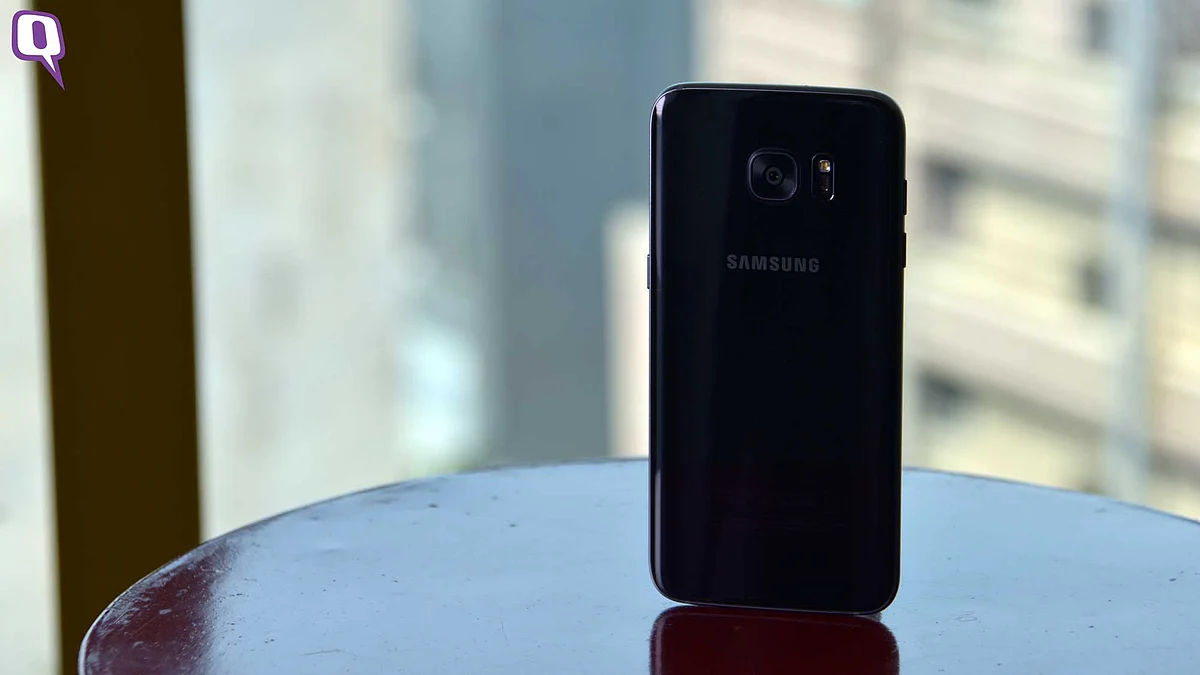 Samsung has added a hybrid dual-SIM slot keeping in mind that Indians do prefer that. (Photo: <b>The Quint</b>)