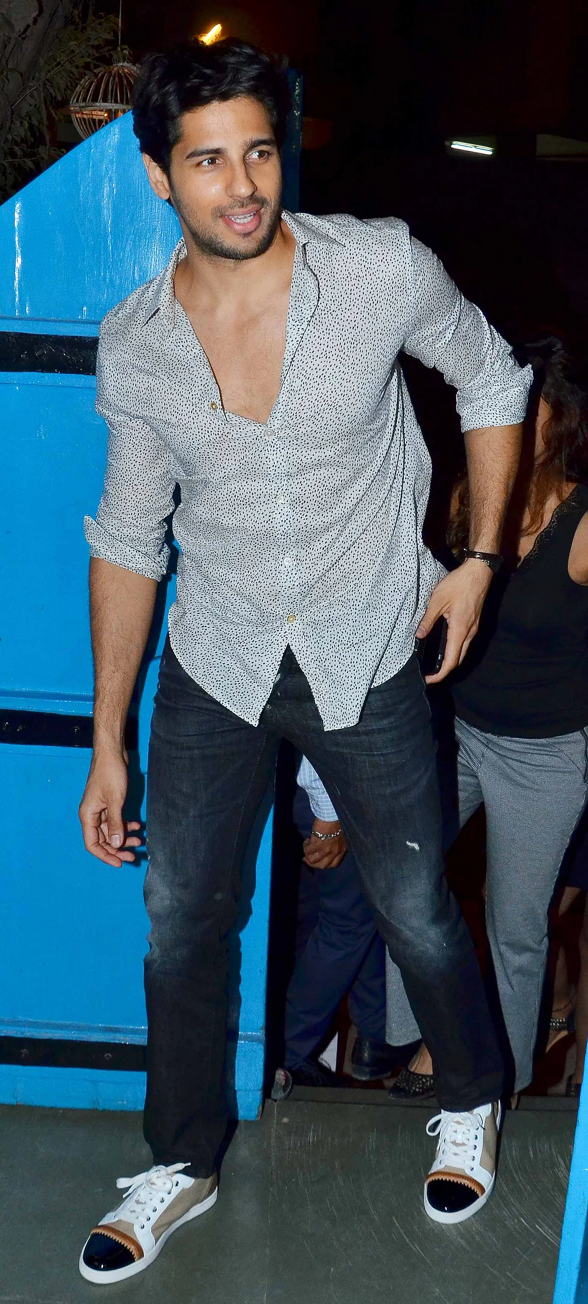 Sidharth Malhotra steps out for the shutter bugs (Photo: Yogen Shah)