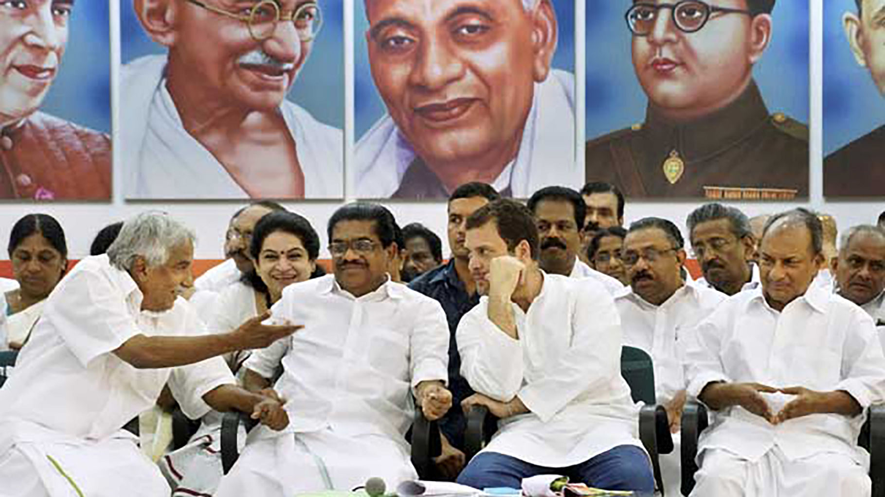 Rahul Gandhi with Kerala Chief Minister Oommen Chandy (L),party MP AK Anthony and others.&nbsp;
