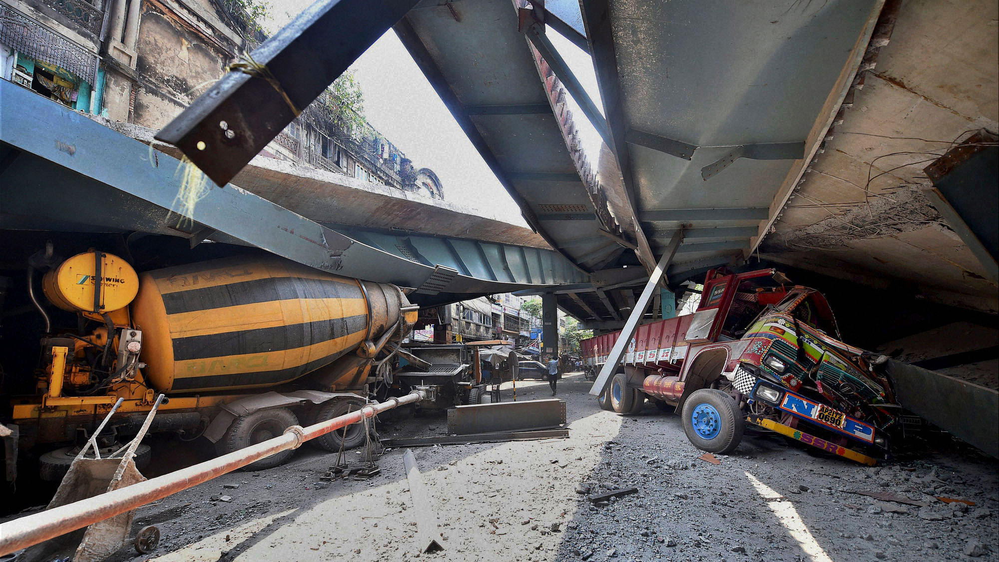 

Vehicles are seen trapped under a partially collapsed overpass in Kolkata on 31 March 2016. (Photo: AP)