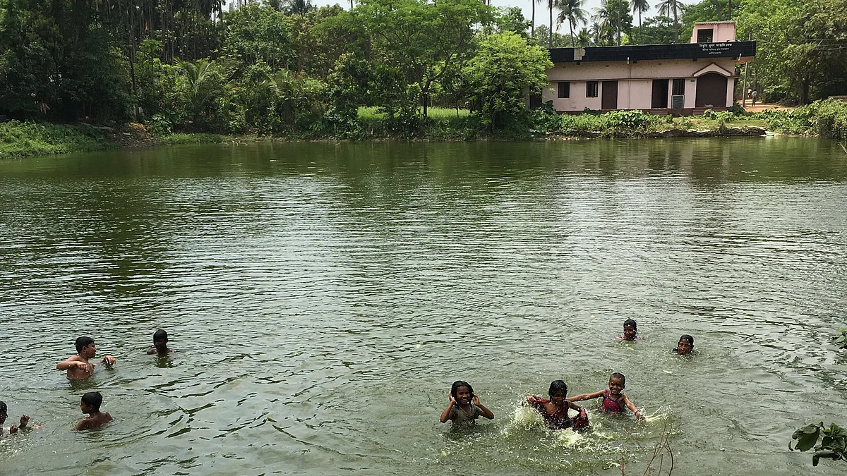 The village pond becomes a swimming pool as the children cool off in temperatures of upto 42 degrees! (Photo: Priya Virmani/ <b>The Quint</b>)