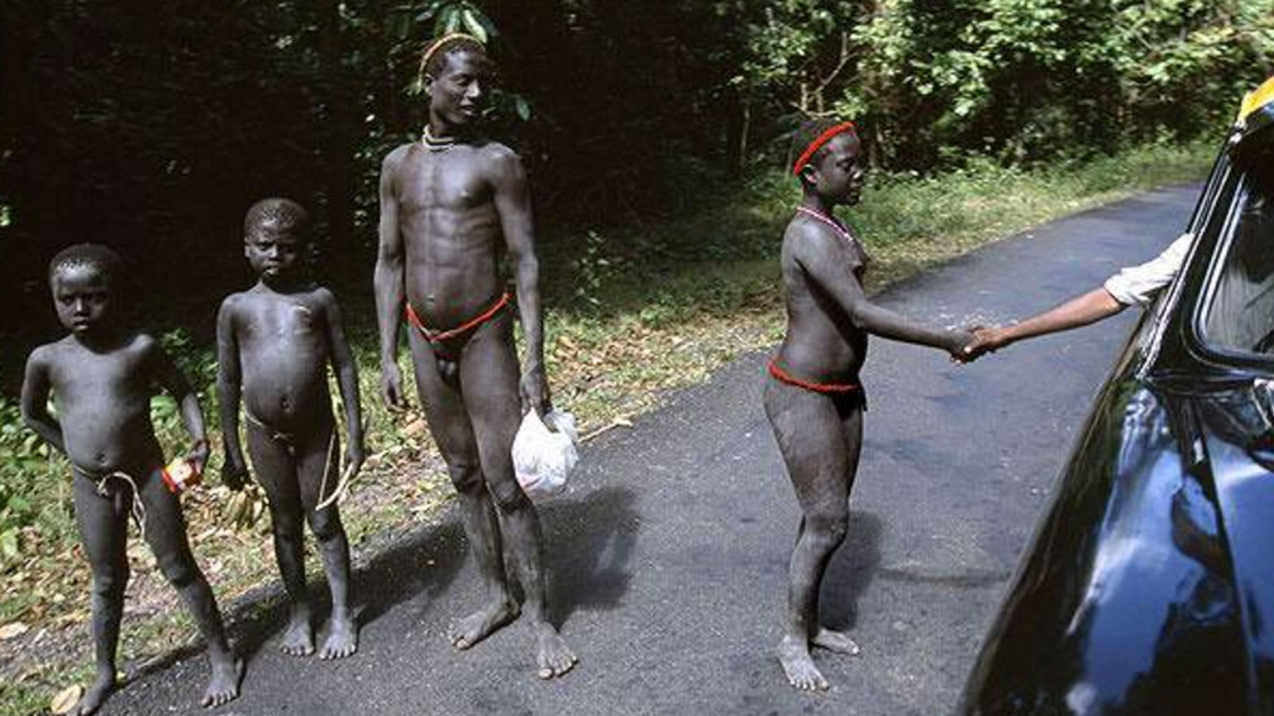 A traveller stops to interact with the intriguing, historical Jarawa tribe in the Andaman and Nicobar Islands. (Photo Courtesy: Twitter/<a href="https://twitter.com/josepalay/status/711246086866931713?lang=en">Josep Alay</a>)