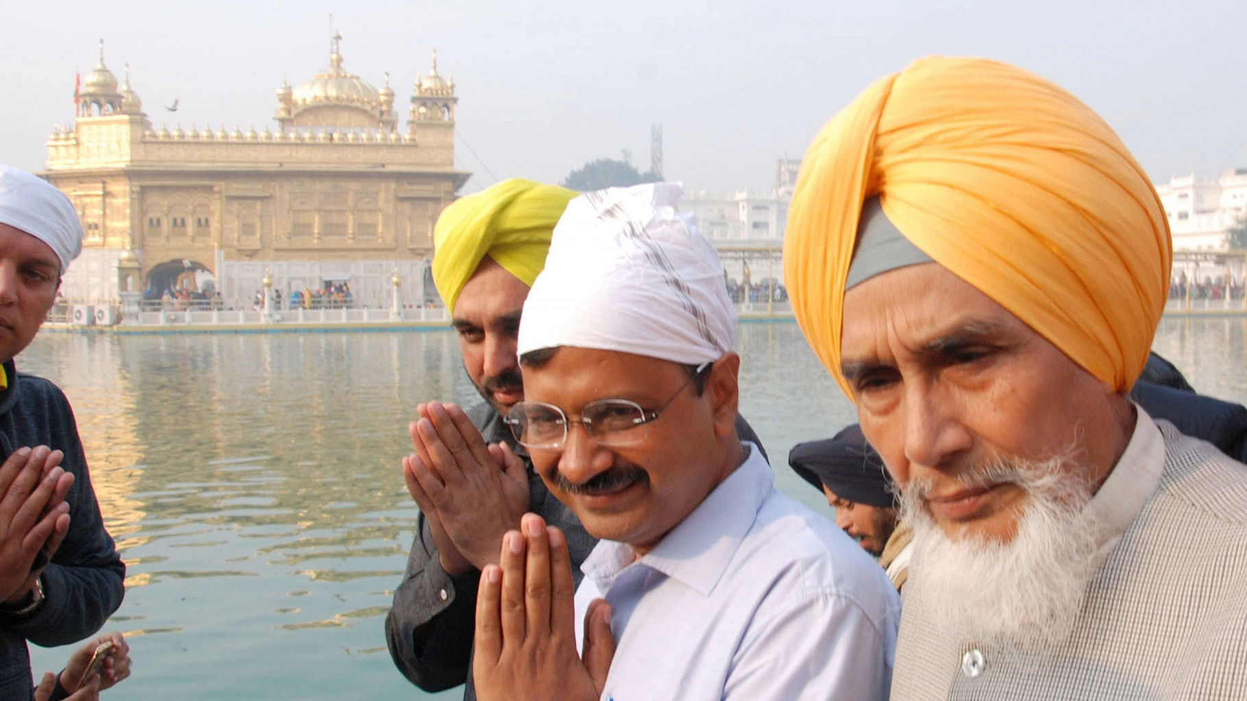 

 Delhi Chief Minister Arvind Kejriwal and AAP MP Bhagwant Mann pay obeisance at the Golden Temple in Amritsar on 28 February 2016. (Photo: IANS)
