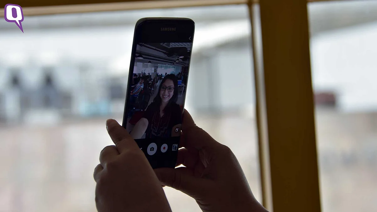 The front camera on the Galaxy S7 Edge beautifies faces more than needed. (Photo: <b>The Quint</b>)