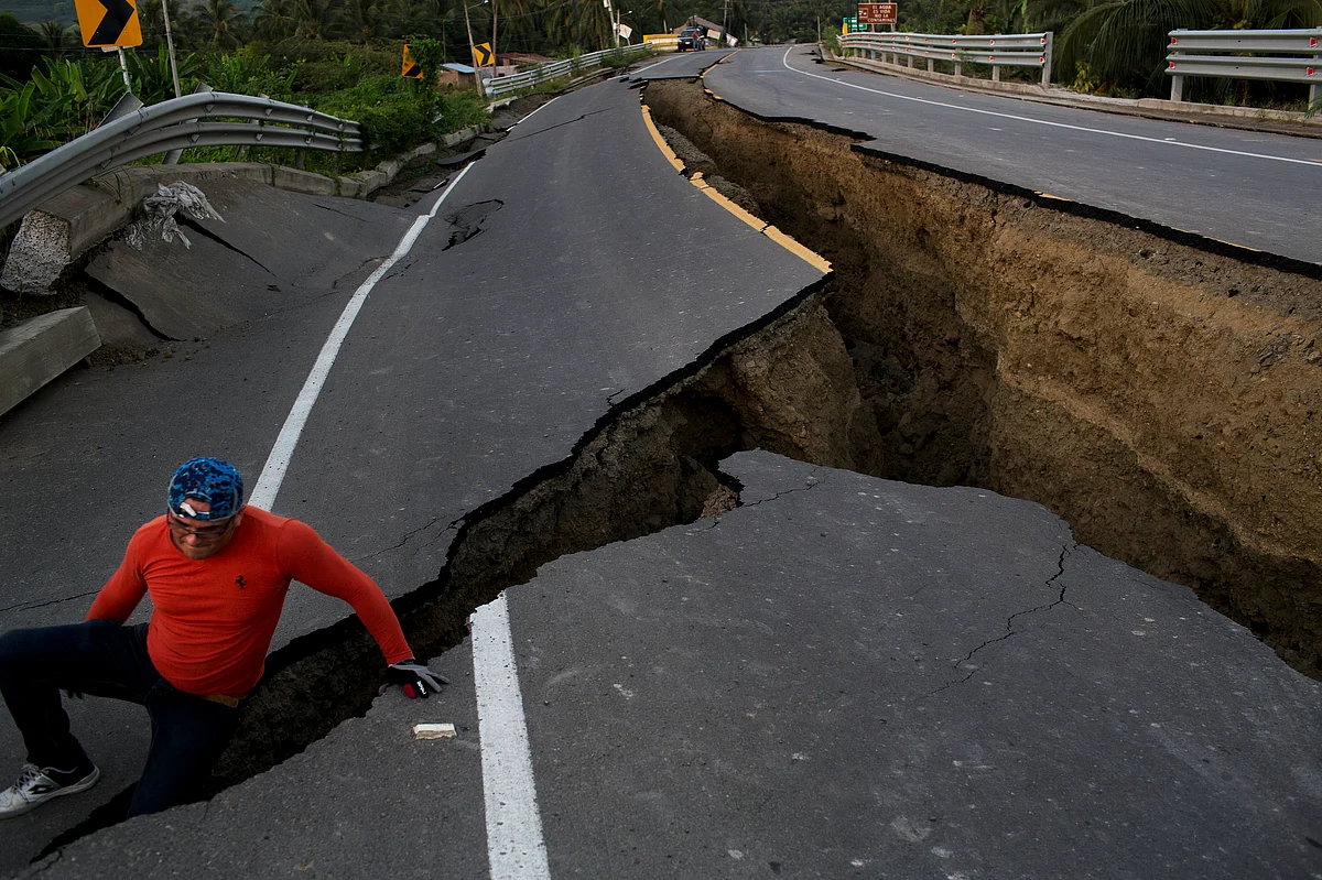 Pictures of a section of highway that collapsed due to a 7.8-magnitude earthquake, in Chacras, Ecuador. (Photo: AP)