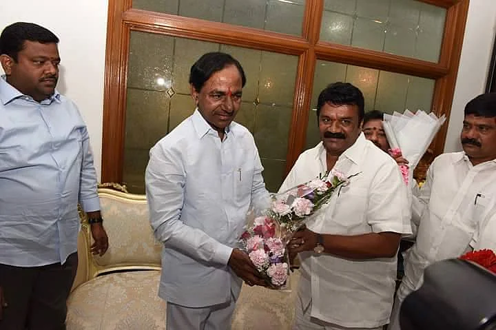 Talasani Srinivas Yadav with Telangana Chief Minister KC Rao. (Photo: <a href="https://www.facebook.com/photo.php?fbid=1557304881227804&set=pb.100008449202325.-2207520000.1459471004.&type=3&theater">Facebook</a>)