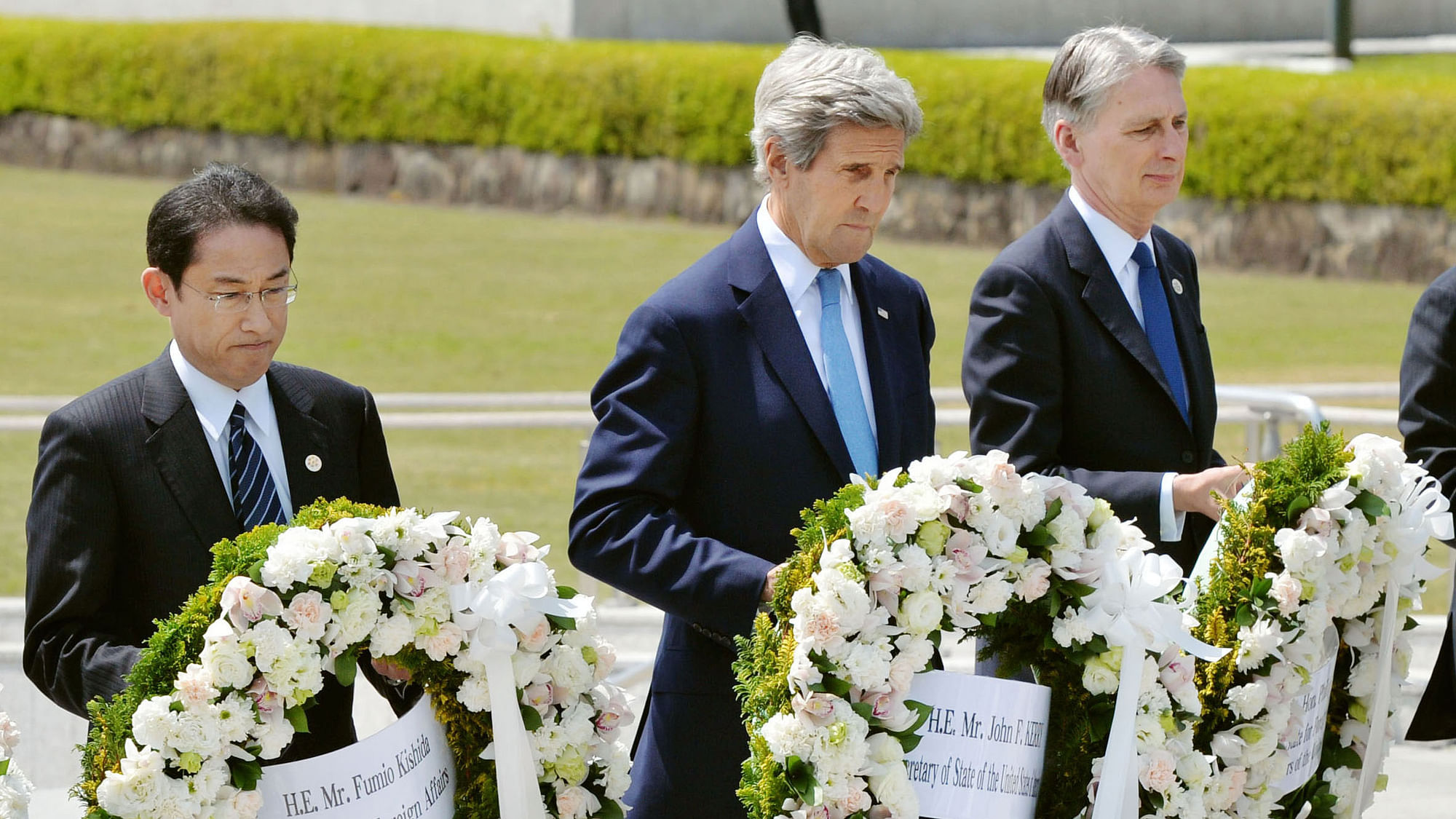 (L-R), Japan’s Foreign Minister Fumio Kishida, US Secretary of State John Kerry and Britain’s Foreign Minister Philip Hammond carry wreaths to offer at the cenotaph at Hiroshima Peace Memorial Park, Japan on Monday, April 11, 2016. (Photo: AP)