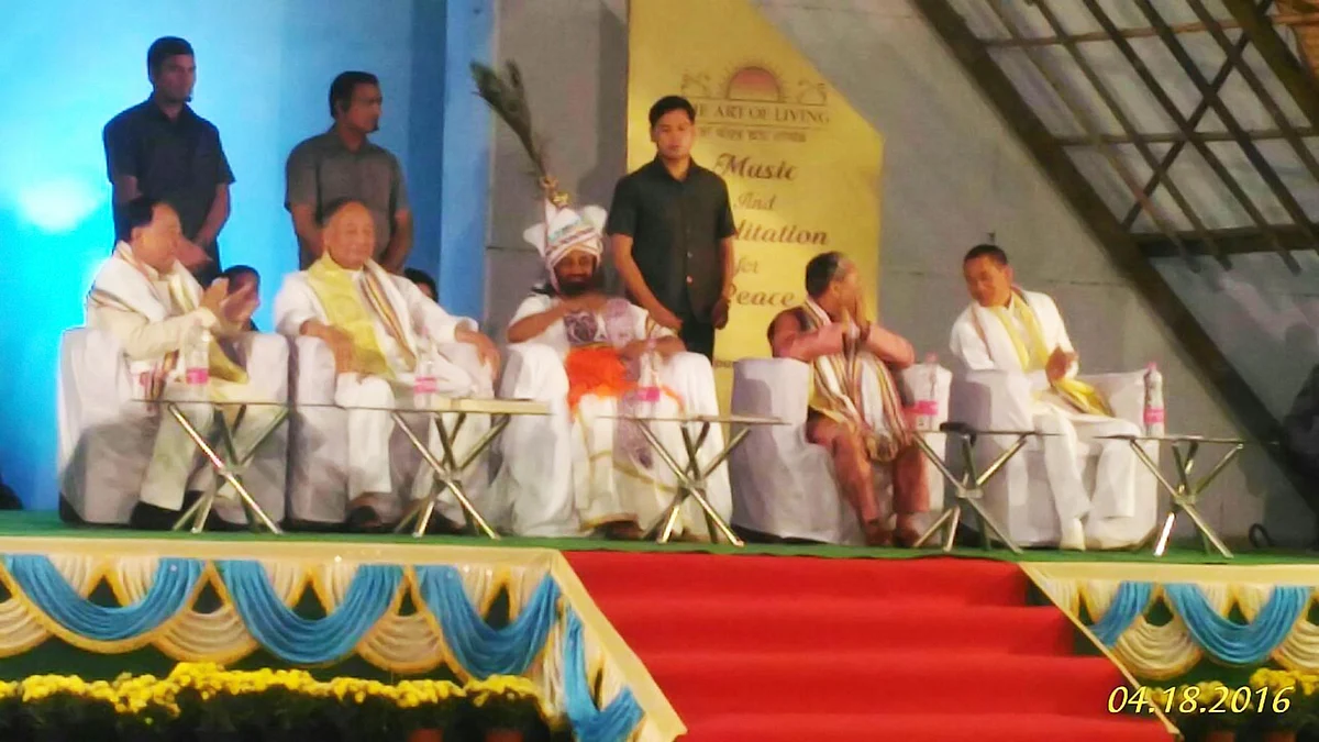 Sri Sri Ravi Shankar with Manipur Chief Minister during an open-invitation evening of Music and Meditation at the Bheigyachandra Open Air Theater (BOAT) in Manipur. (Photo: S Roshanikumar Sharma)