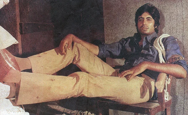 Big B’s bell-bottoms look in Deewar. (Photo Courtesy: Trimurti Films)