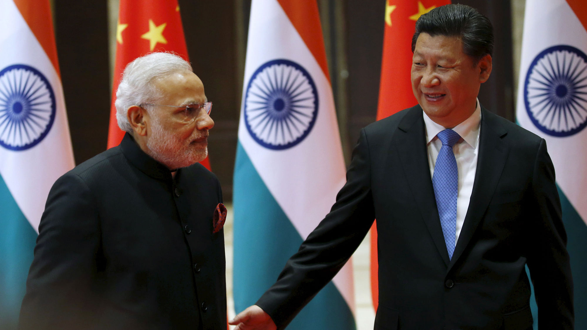 File photo: Chinese President Xi Jinping (R) guides Indian Prime Minister Narendra Modi to a meeting room in Xian, Shaanxi province, China.  (Photo: Reuters)