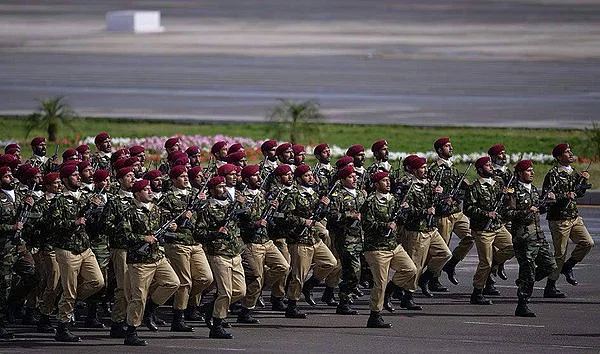 The Army practising their drill ahead of Pakistan Day. (Photo: <a href="https://twitter.com/ThePakistanArmy/status/712598966626623488">Twitter/@ThePakistanArmy</a>)